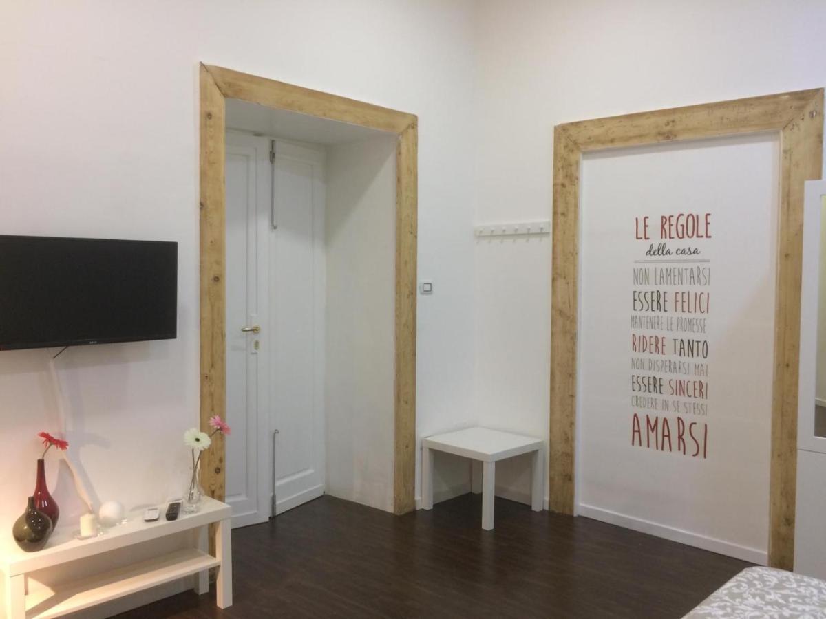 Piazza Carita' Centro Storico Apartment Наполи Стая снимка