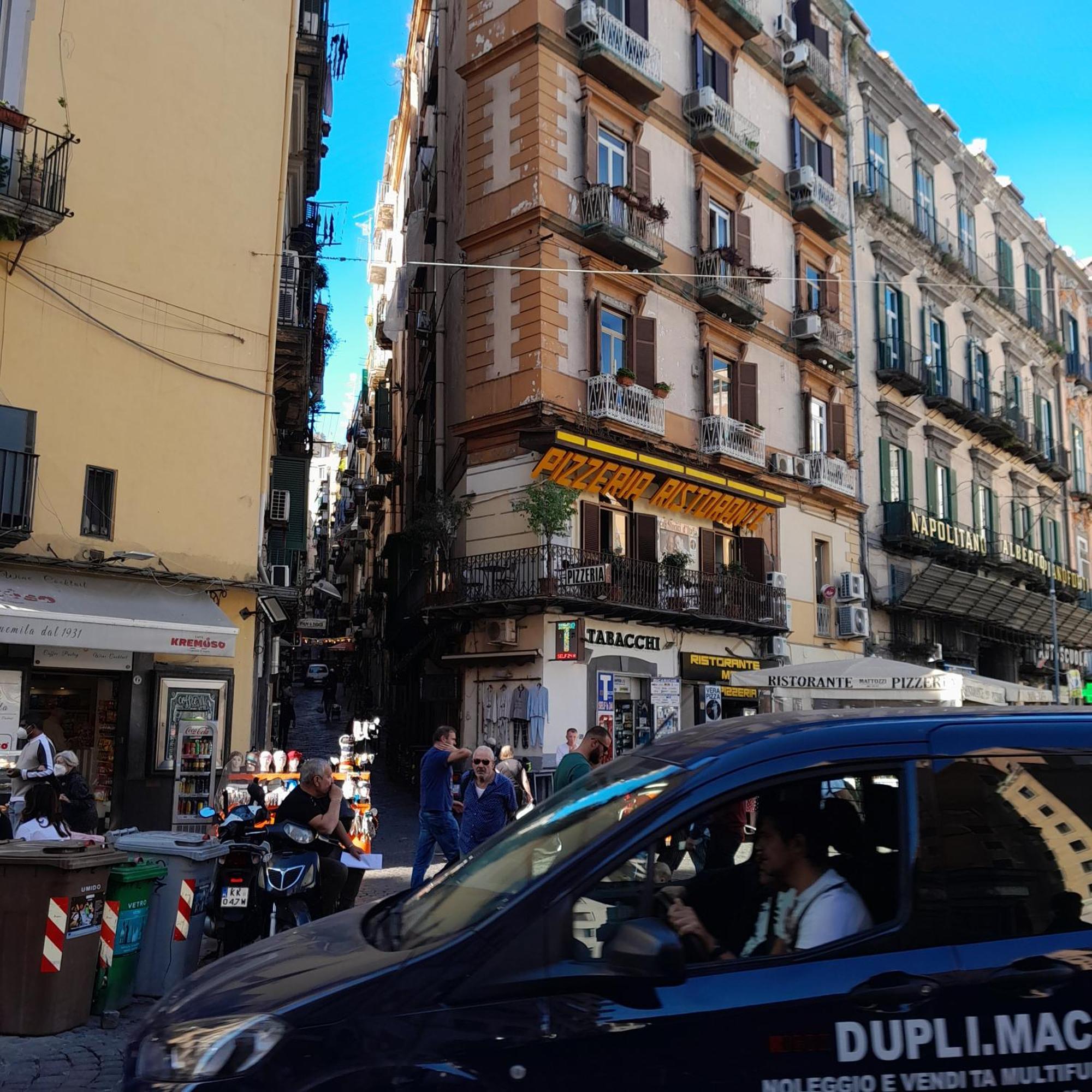 Piazza Carita' Centro Storico Apartment Наполи Стая снимка
